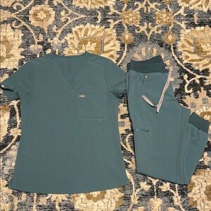 Figs Caribbean Green Scrub Set. Catarina top XS & Zamora joggers XS/P